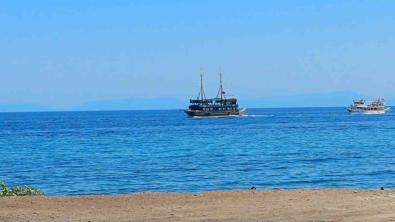 AYDIN'IN KUŞADASI İLÇESİNDE YAZ SEZONUNUN HAREKETLENMESİYLE BİRLİKTE YERLİ VE YABANCI TURİSTLER...