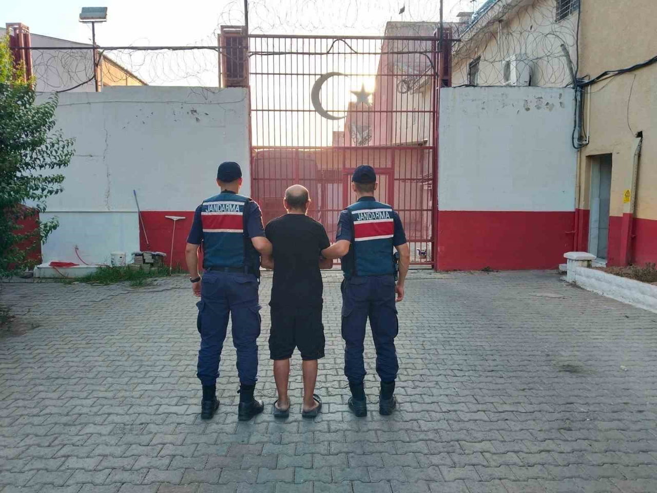 AYDIN'IN KUŞADASI VE GERMENCİK İLÇELERİNDE UYUŞTURUCU SUÇUNDAN ARANAN ŞAHISLAR, YAPILAN ÇALIŞMALAR...