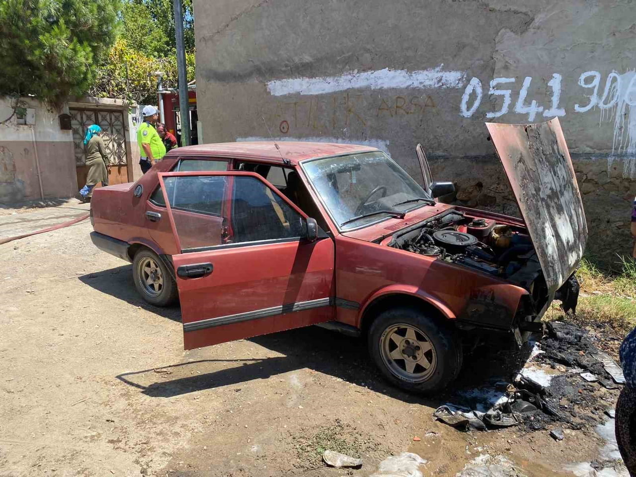 AYDIN'IN NAZİLLİ İLÇESİNDE BİR OTOMOBİLDE YANGIN ÇIKTI. ALEVLER İTFAİYENİN MÜDAHALESİYLE...