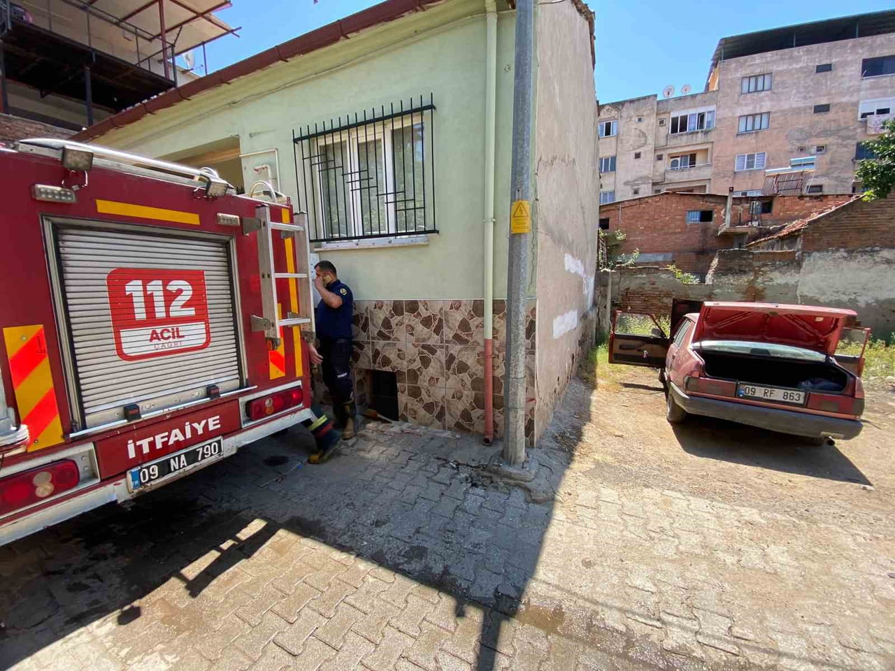 AYDIN'IN NAZİLLİ İLÇESİNDE BİR OTOMOBİLDE YANGIN ÇIKTI. ALEVLER İTFAİYENİN MÜDAHALESİYLE...