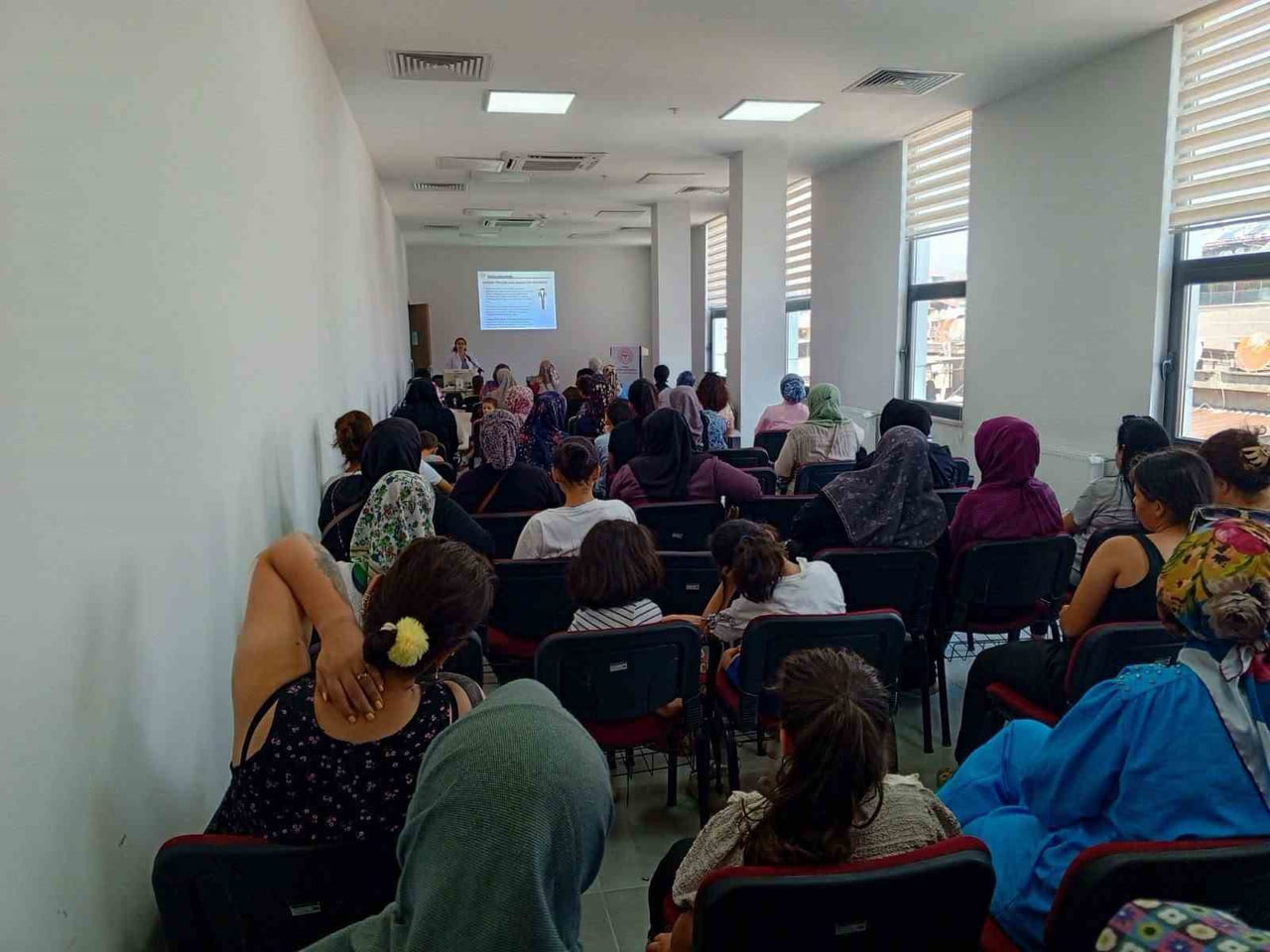 AYDIN'IN NAZİLLİ İLÇESİNDE KADINLARA YÖNELİK DÜZENLENEN EĞİTİM PROGRAMINDA AŞIRI SICAKLARIN SAĞLIK...