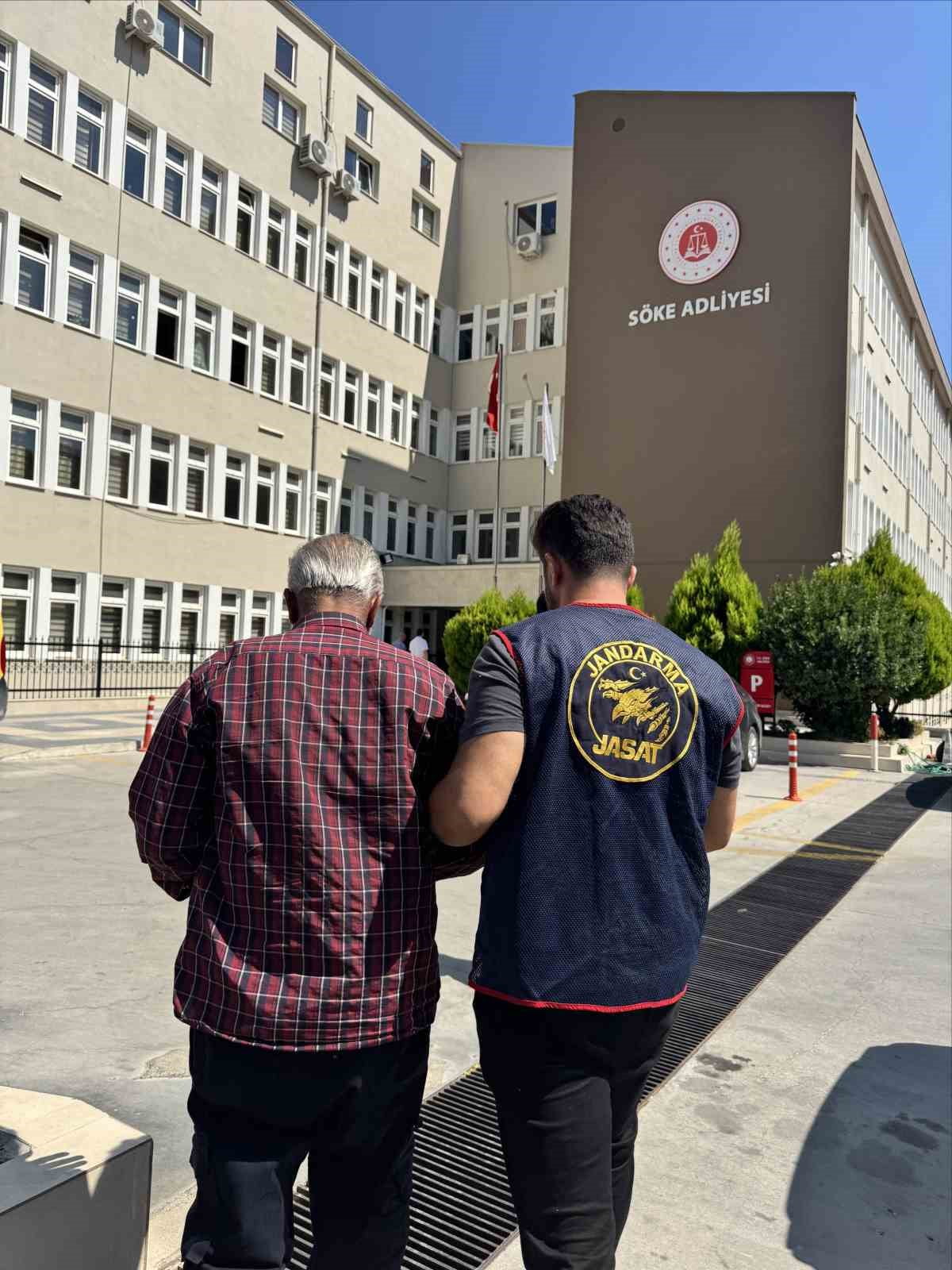 AYDIN'IN SÖKE İLÇESİNDE HAKKINDA ÇEŞİTLİ SUÇLARDAN 5 YIL 2 AY KESİNLEŞMİŞ HAPİS CEZASI BULUNAN...