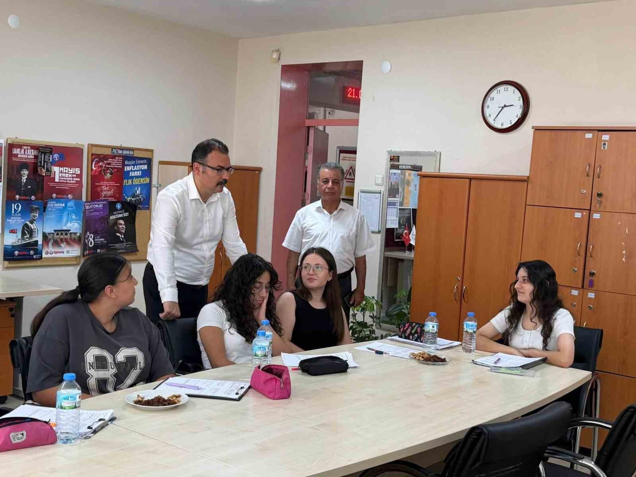AYDIN'IN SULTANHİSAR İLÇESİNDE KAYMAKAM ALİ EKBER ATEŞ, ATÇA ŞEHİT MUTLU UÇAR ANADOLU LİSESİ'NDE...