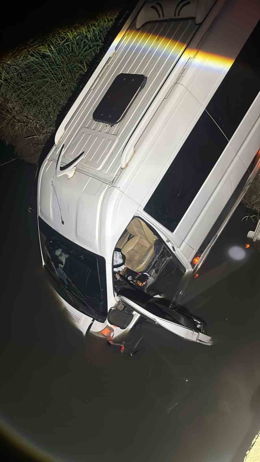 AYDIN'IN YENİPAZAR İLÇESİNDE KONTROLDEN ÇIKAN YOLCU MİNİBÜSÜ DEREYE UÇARKEN, OLAYIN GECE...