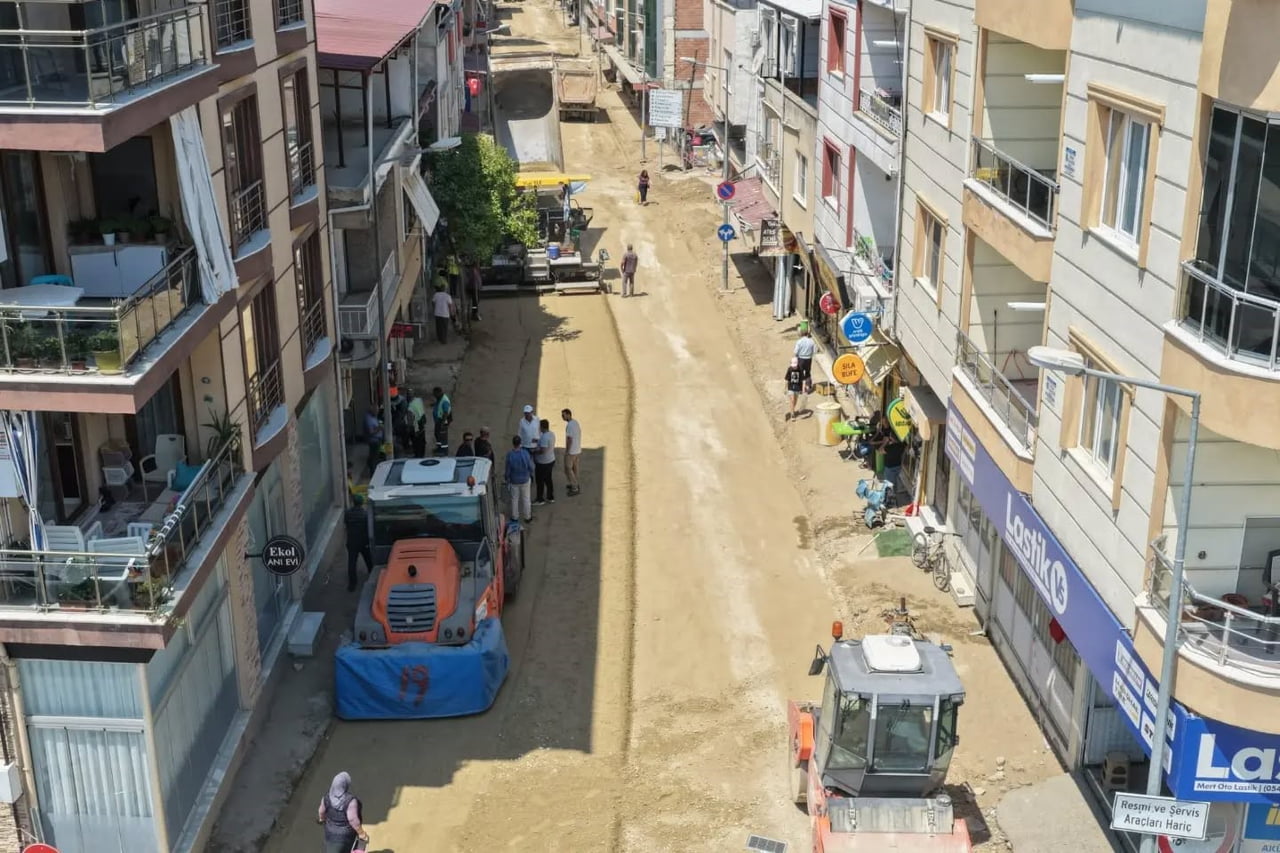 AYDIN'IN YENİPAZAR İLÇESİNDE ULAŞIM ALTYAPISINI GÜÇLENDİRMEK AMACIYLA BAŞLATILAN SICAK ASFALT...