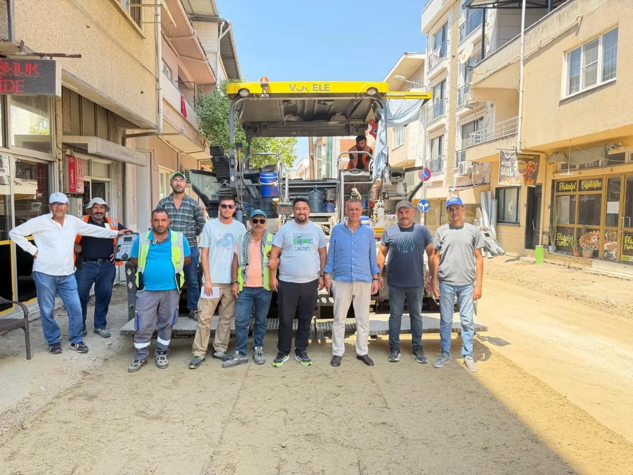 AYDIN'IN YENİPAZAR İLÇESİNDE ULAŞIM ALTYAPISINI GÜÇLENDİRMEK AMACIYLA BAŞLATILAN SICAK ASFALT...