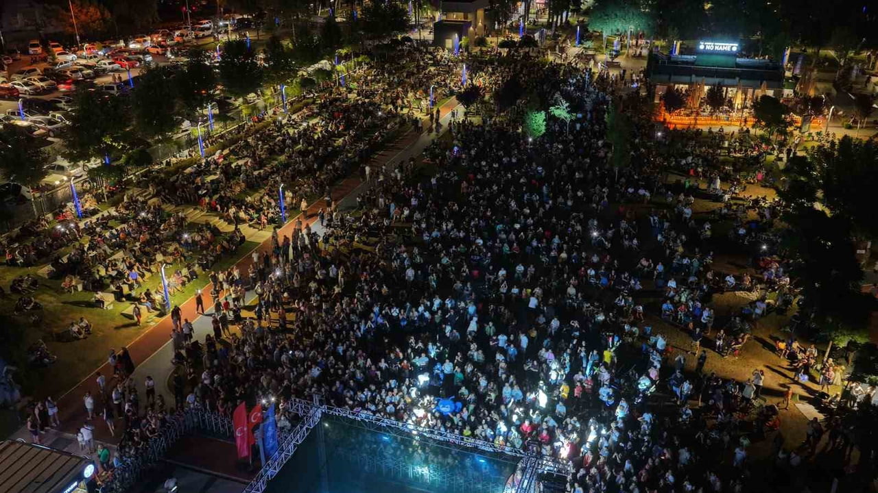 AYDIN BÜYÜKŞEHİR BELEDİYESİ'NİN 'YAZ KONSERLERİ' KAPSAMINDA EFELER'DEKİ MİMAR SİNAN PARKI'NDA...