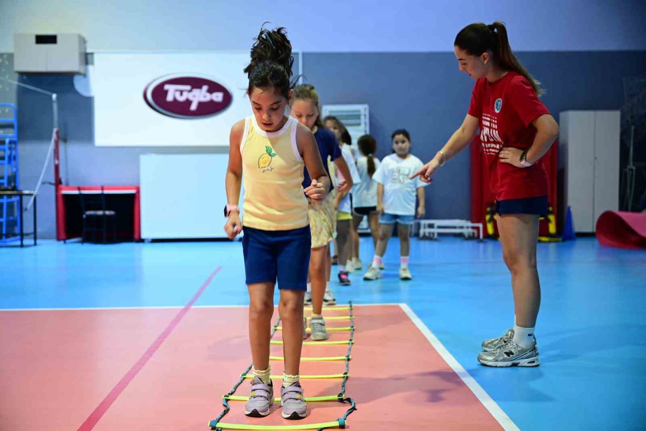AYDIN BÜYÜKŞEHİR BELEDİYESİ'NİN YAZ DÖNEMİ ETKİNLİKLERİ KAPSAMINDA DÜZENLEDİĞİ ÜCRETSİZ VOLEYBOL...