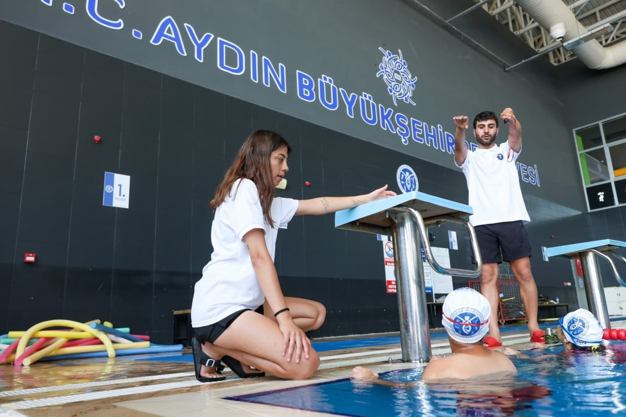 AYDIN BÜYÜKŞEHİR BELEDİYESİ'NİN YAZ DÖNEMİ ETKİNLİKLERİ KAPSAMINDA DÜZENLEDİĞİ YÜZME KURSLARI...