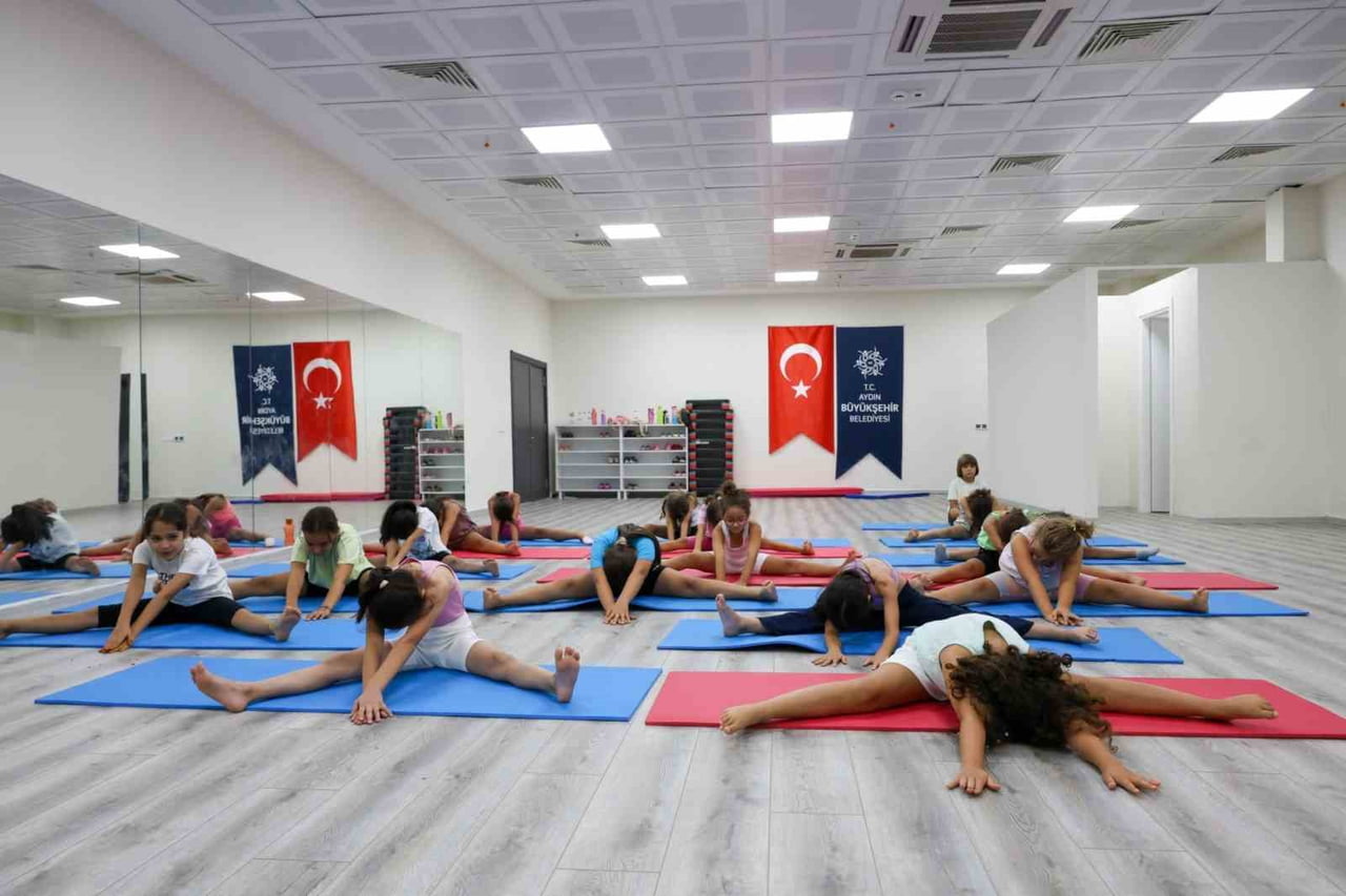 AYDIN BÜYÜKŞEHİR BELEDİYESİ'NİN YAZ DÖNEMİ ETKİNLİKLERİ KAPSAMINDA DÜZENLENEN JİMNASTİK...