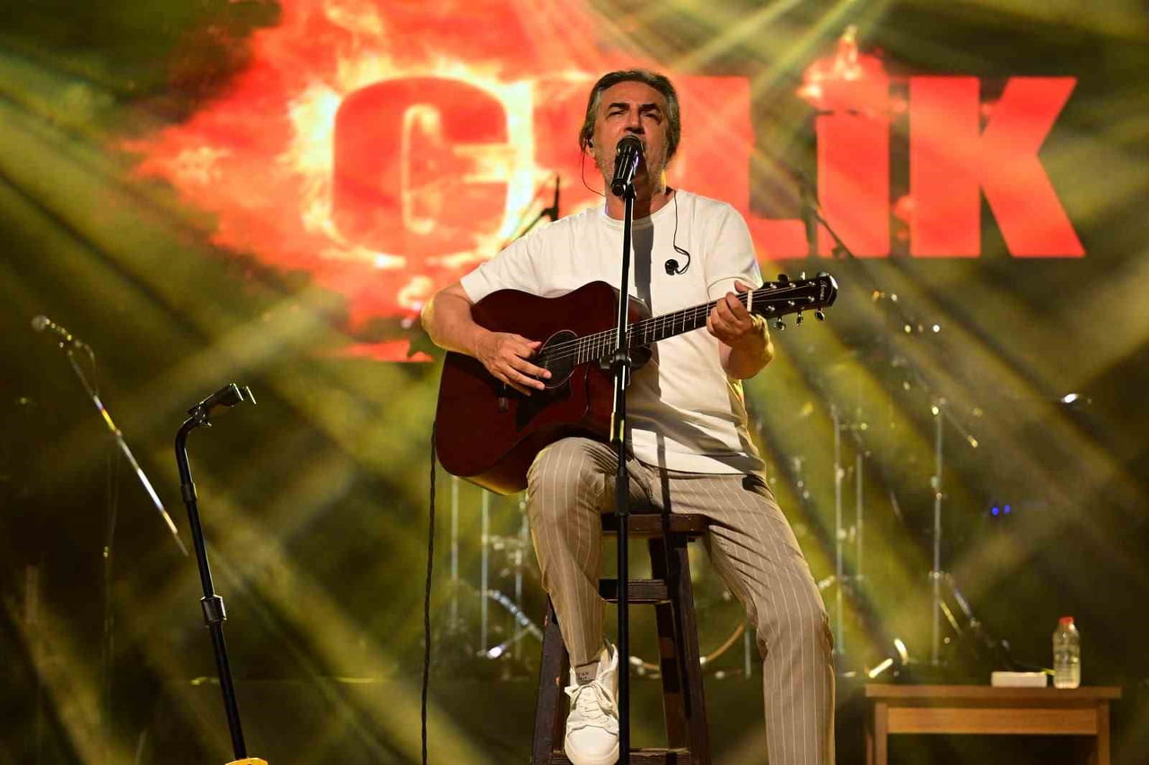 AYDIN BÜYÜKŞEHİR BELEDİYESİ'NİN YAZ KONSERLERİ KAPSAMINDA DİDİM'DE SAHNE ALAN SEVİLEN SANATÇI...