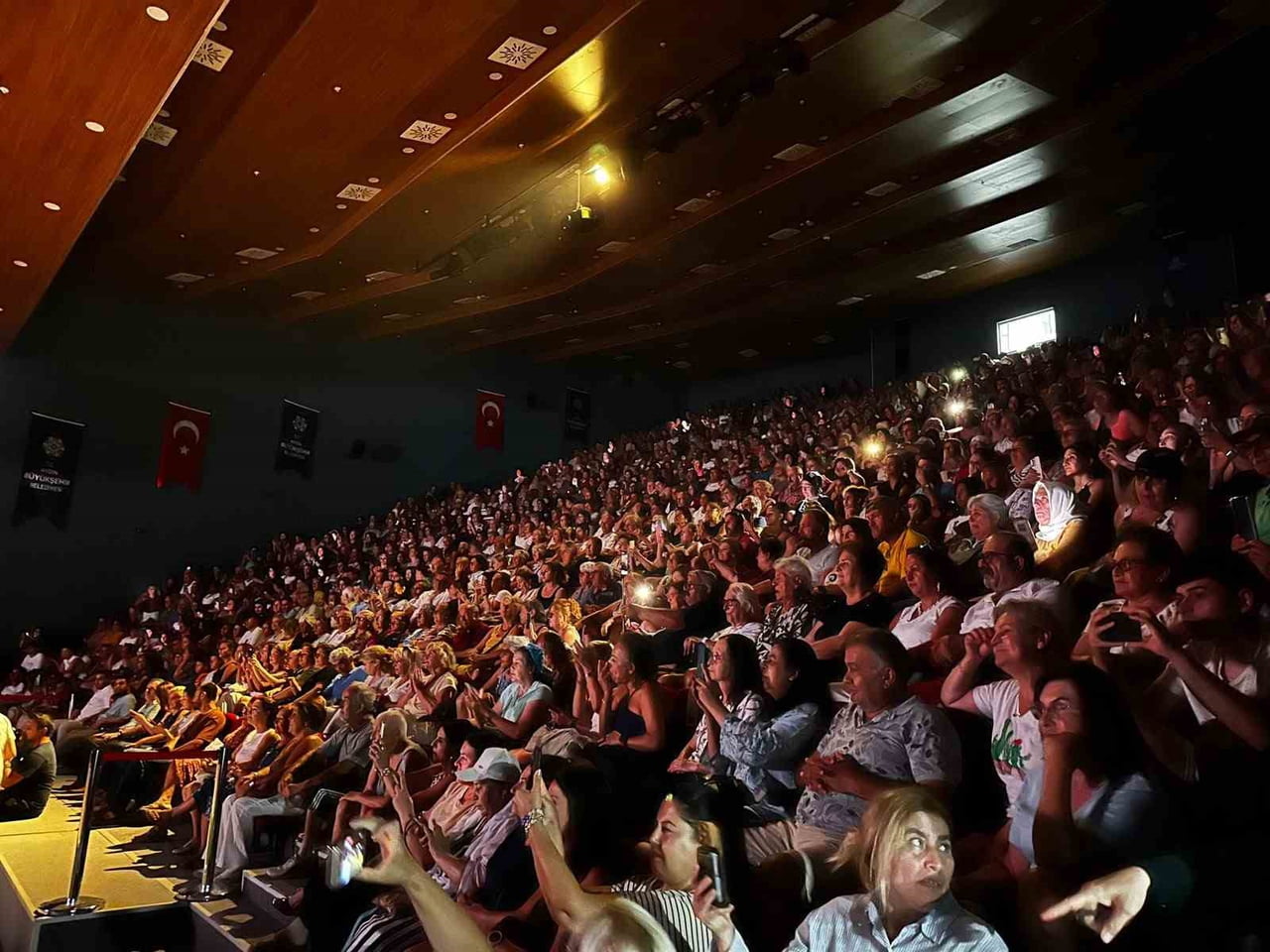 AYDIN BÜYÜKŞEHİR BELEDİYESİ'NİN YAZ KONSERLERİ KAPSAMINDA DİDİM'DE SAHNE ALAN ÜMİT BESEN, SEVİLEN...