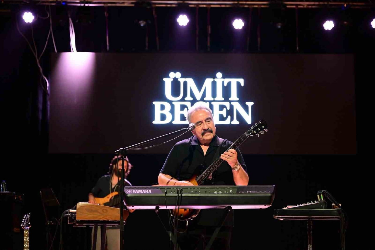 AYDIN BÜYÜKŞEHİR BELEDİYESİ'NİN YAZ KONSERLERİ KAPSAMINDA DİDİM'DE SAHNE ALAN ÜMİT BESEN, SEVİLEN...