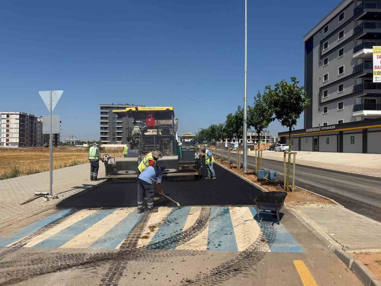 AYDIN BÜYÜKŞEHİR BELEDİYESİ, EFELER BAŞTA OLMAK ÜZERE 17 İLÇEDE EŞ ZAMANLI YÜRÜTTÜĞÜ YOL YAPIM...