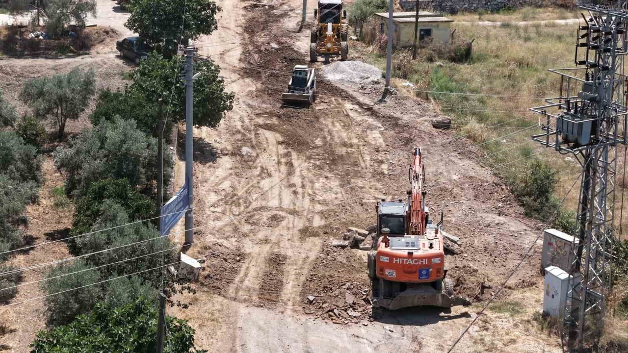 AYDIN BÜYÜKŞEHİR BELEDİYESİ, EFELER İLÇESİNE BAĞLI DEREKÖY MAHALLESİ'NDE ANA ULAŞIM YOLUNU...