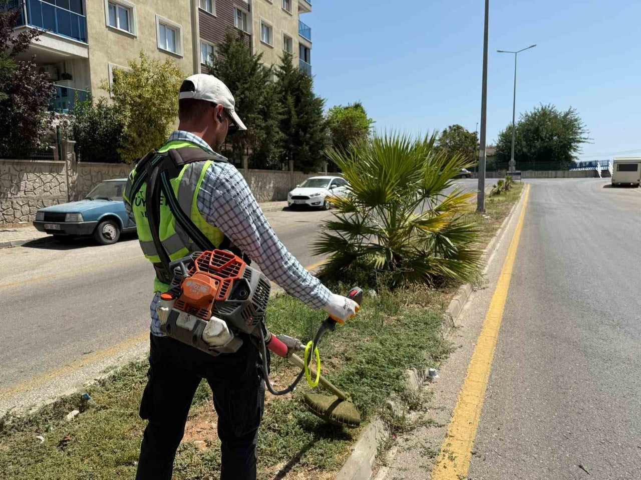 AYDIN BÜYÜKŞEHİR BELEDİYESİ EKİPLERİ, EFELER İLÇESİ ÇEŞTEPE MAHALLESİ'NDE PARK, REFÜJ VE YEŞİL...