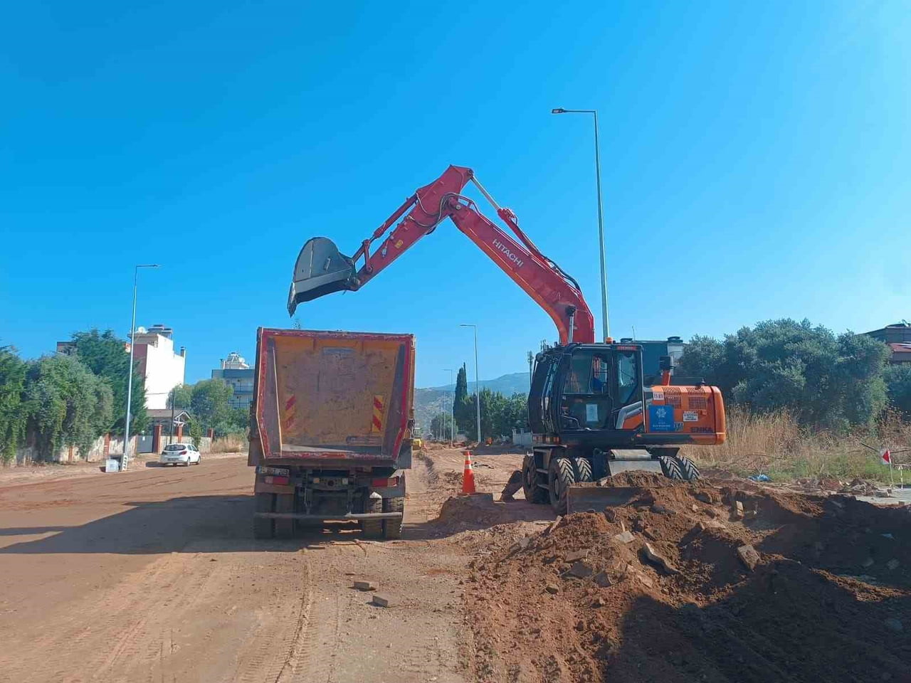 AYDIN BÜYÜKŞEHİR’İN YOL ÇALIŞMALARI DEVAM EDİYOR