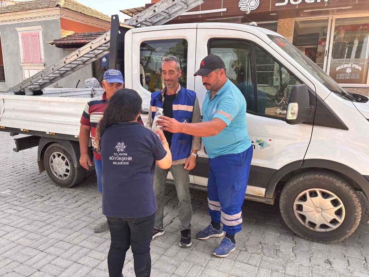 AYDIN BÜYÜKŞEHİR VE ASKİ PERSONELLERİNE SICAK HAVADA SU DESTEĞİ