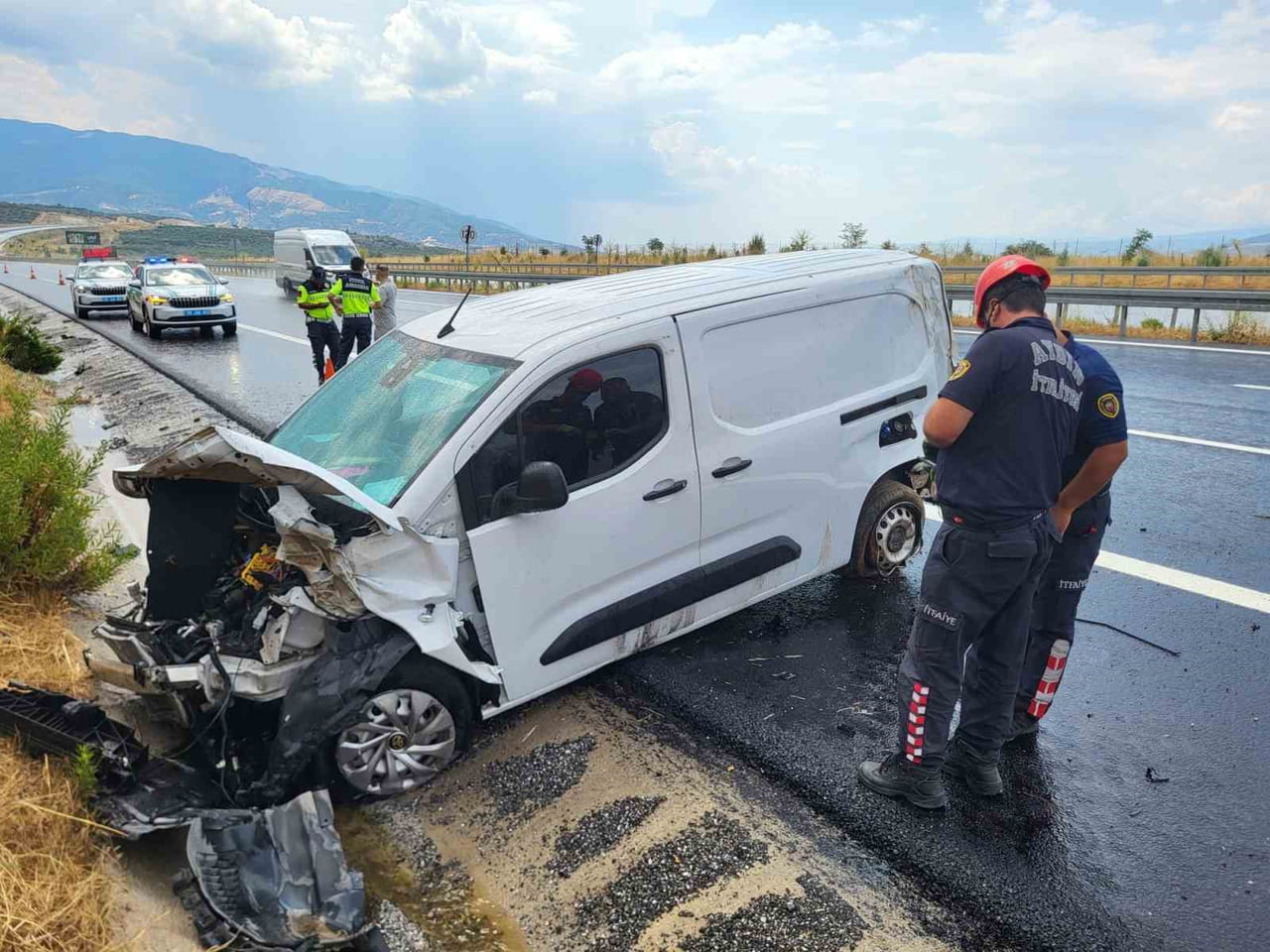 AYDIN-DENİZLİ KARAYOLU'NDA KONTROLDEN ÇIKAN BİR ARAÇ, YOL KENARINDA BULUNAN SU KANALINA...