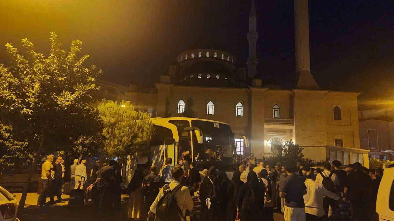 AYDIN İL MÜFTÜLÜĞÜ KOORDİNESİNDE HAFIZLIK EĞİTİMLERİNİ BAŞARIYLA TAMAMLAYAN 109 HAFIZ, DÜZENLENEN...