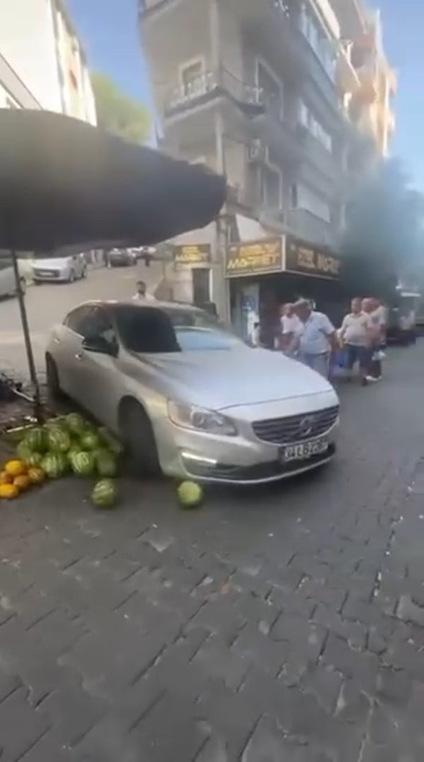 AYDIN’IN EFELER İLÇESİNDE ALKOLLÜ OLDUĞU ÖNE SÜRÜLEN KADIN SÜRÜCÜ, OTOMOBİLİYLE SEMT PAZARINA...