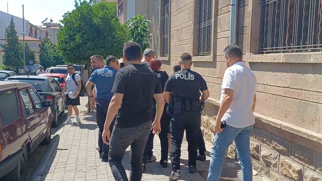 AYDIN’IN EFELER İLÇESİNDE ÇEVREYİ RAHATSIZ ETTİĞİ YÖNÜNDEKİ İHBAR ÜZERİNE POLİS EKİPLERİNE KİMLİK...