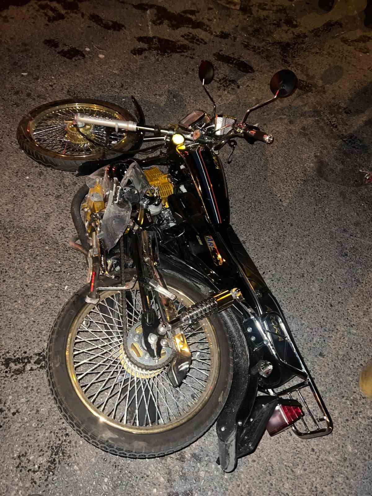 AYDIN’IN EFELER İLÇESİNDE OTOMOBİL İLE KAFA KAFAYA ÇARPIŞAN MOTOSİKLETİN SÜRÜCÜSÜ 10 GÜNDÜR...
