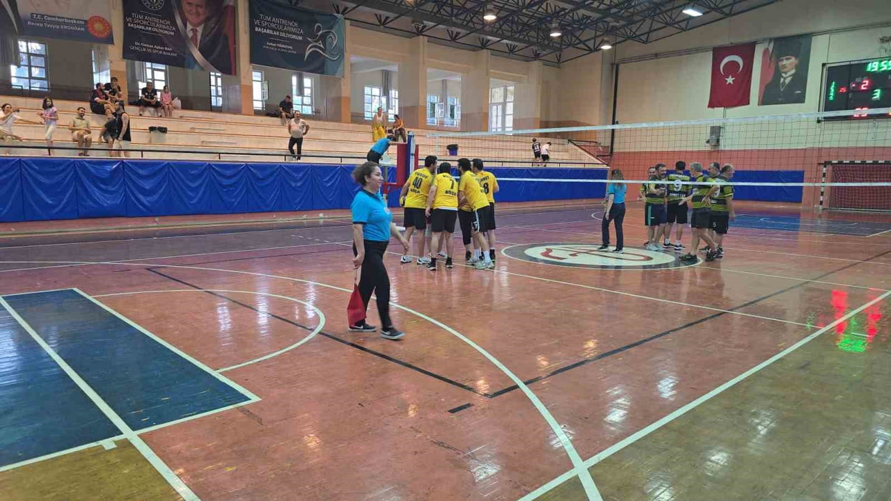 AYDIN KURUMLAR ARASI VOLEYBOL TURNUVASI ÇEYREK FİNALİNDE SAHAYA ÇIKAN KÖŞK İLÇE MİLLİ EĞİTİM...