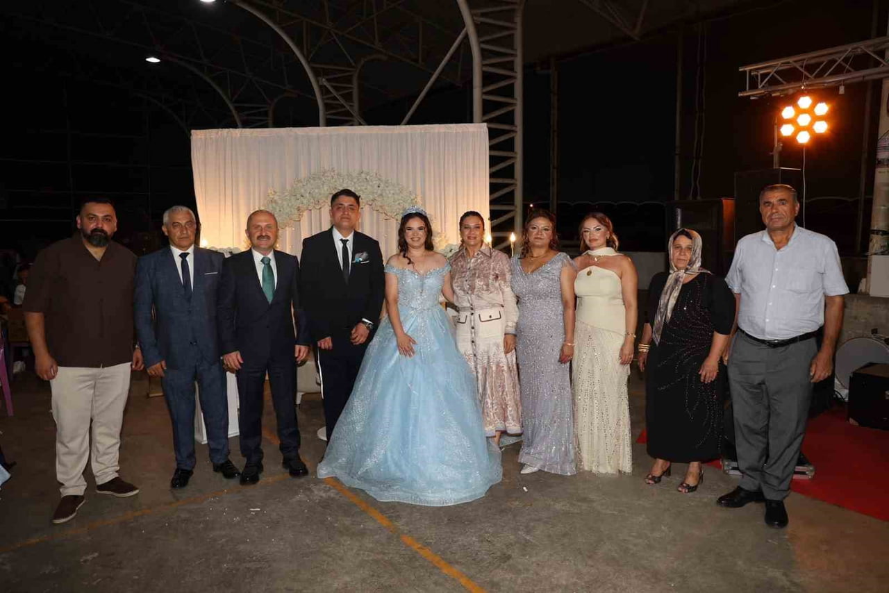 AYDIN VALİSİ DR. OSMAN VAROL İLE EŞİ FUNDA VAROL, VALİLİK PERSONELLERİNDEN ŞEHİT YAKINI YÜKSEL...