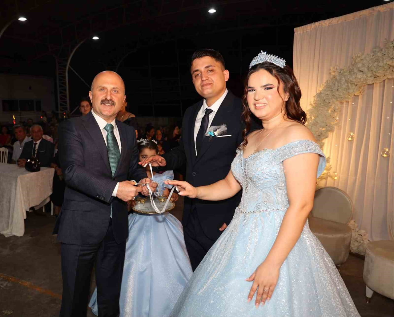 AYDIN VALİSİ DR. OSMAN VAROL İLE EŞİ FUNDA VAROL, VALİLİK PERSONELLERİNDEN ŞEHİT YAKINI YÜKSEL...