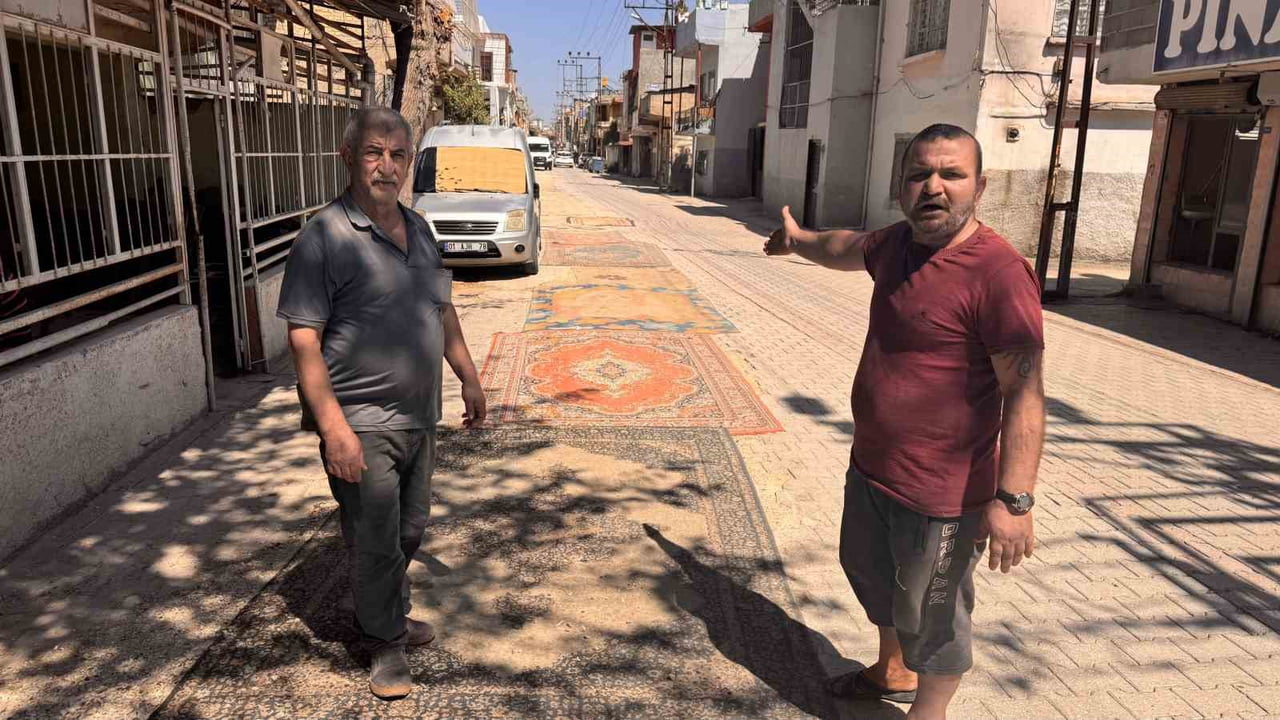 AYHAN İRİÇ (SAĞDA), “YOLDAKİ ÇUKURLARA HALILARI BİZ SERDİK ÇÜNKÜ TOZ DUMANDAN ARTIK DAYANAMIYORUZ...