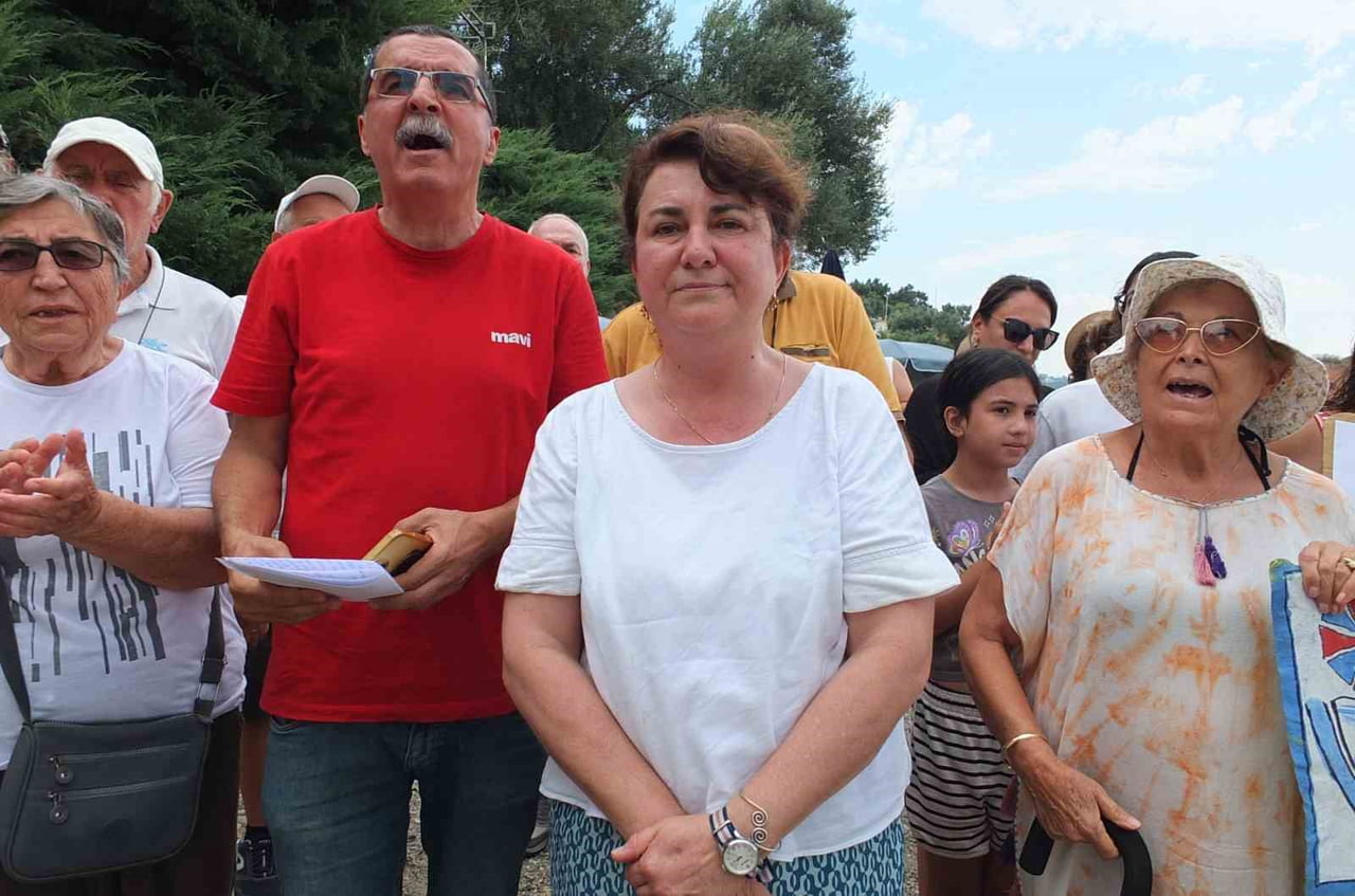 AYLİN TOKYAY, GRUP ADINA BASIN AÇIKLAMASI YAPTI.