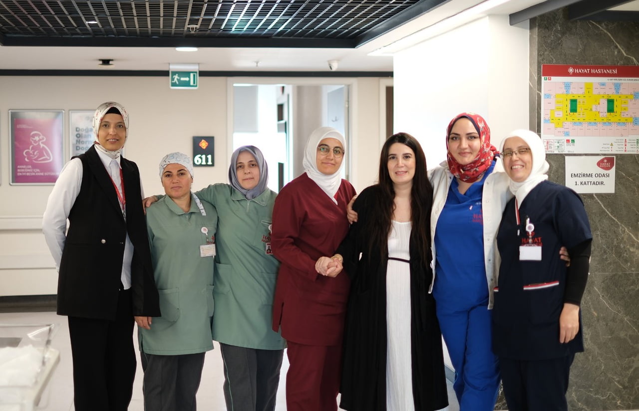 AYŞENUR GENCEROĞLU (SAĞDAN ÜÇÜNCÜ) VE SAĞLIK EKİBİ