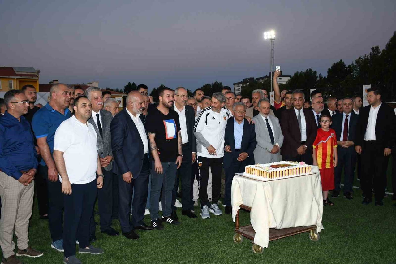AYSERİSPOR'DA UZUN SÜRE FORMA GİYMİŞ FUTBOLCULARIN GÖRÜNTÜLÜ MESAJLARI İZLETİLDİ. KAYSERİSPOR'UN...