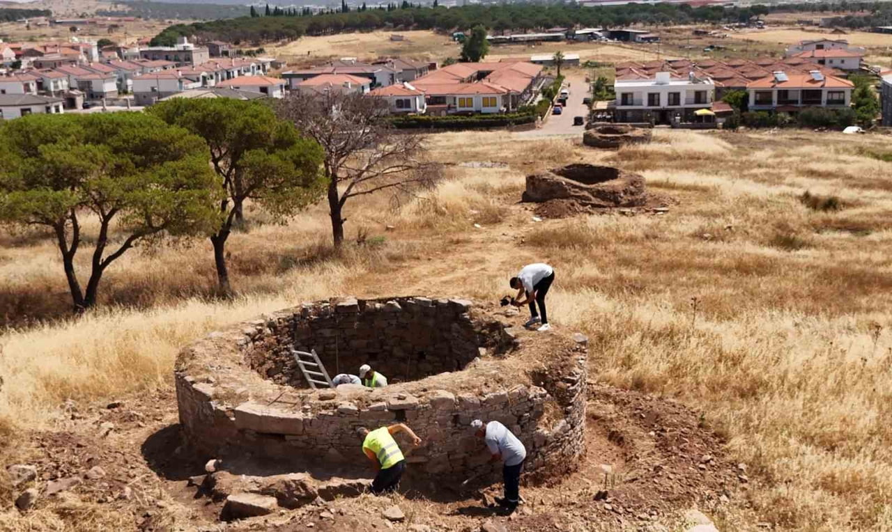 AYVALIK'IN KÜÇÜKKÖY MAHALLESİ'NDE BULUNAN 5 TARİHİ YEL DEĞİRMENİ, AYVALIK BELEDİYESİ'NİN YÜRÜTTÜĞÜ...