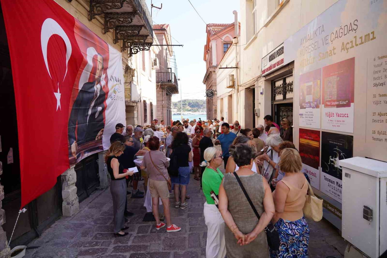 AYVALIK'TA KÜRESEL VE ÇAĞDAŞ KÜLTÜR SANAT AÇILIMI BAŞLADI