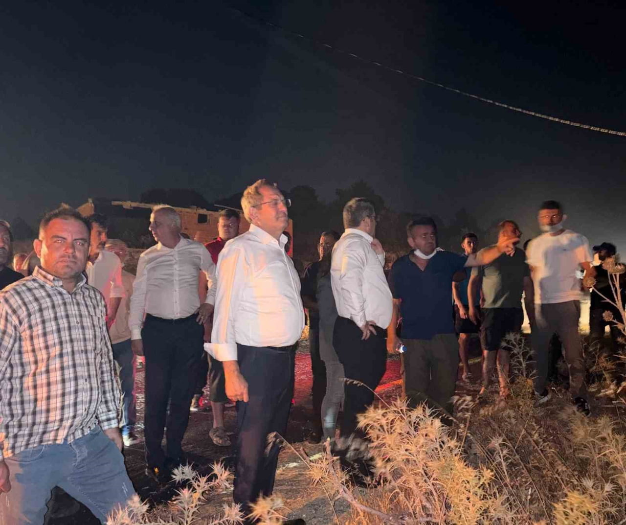 AYVALIK BELEDİYE BAŞKANI MESUT ERGİN, YANGIN BÖLGESİNDE YÜRÜTÜLEN ÇALIŞMALARI GÜN BOYUNCA YERİNDE...