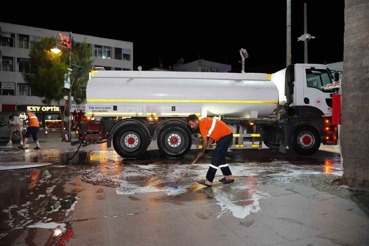 AYVALIK CADDE VE SOKAKLARI KÖPÜKLÜ SULARLA TEMİZLENDİ