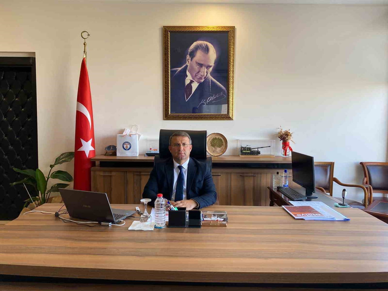 AYVALIK’IN YENİ KAYMAKAMI ÖMER CİMŞİT GÖREVİNE BAŞLADI
