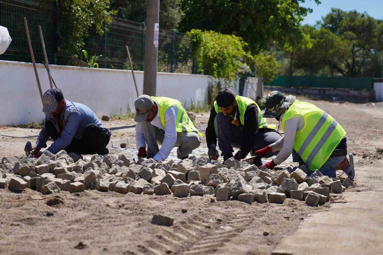 AYVALIK’TA ALİÇETİNKAYA MAHALLESİNDE YOL VE KALDIRIM ÇALIŞMALARI SÜRÜYOR