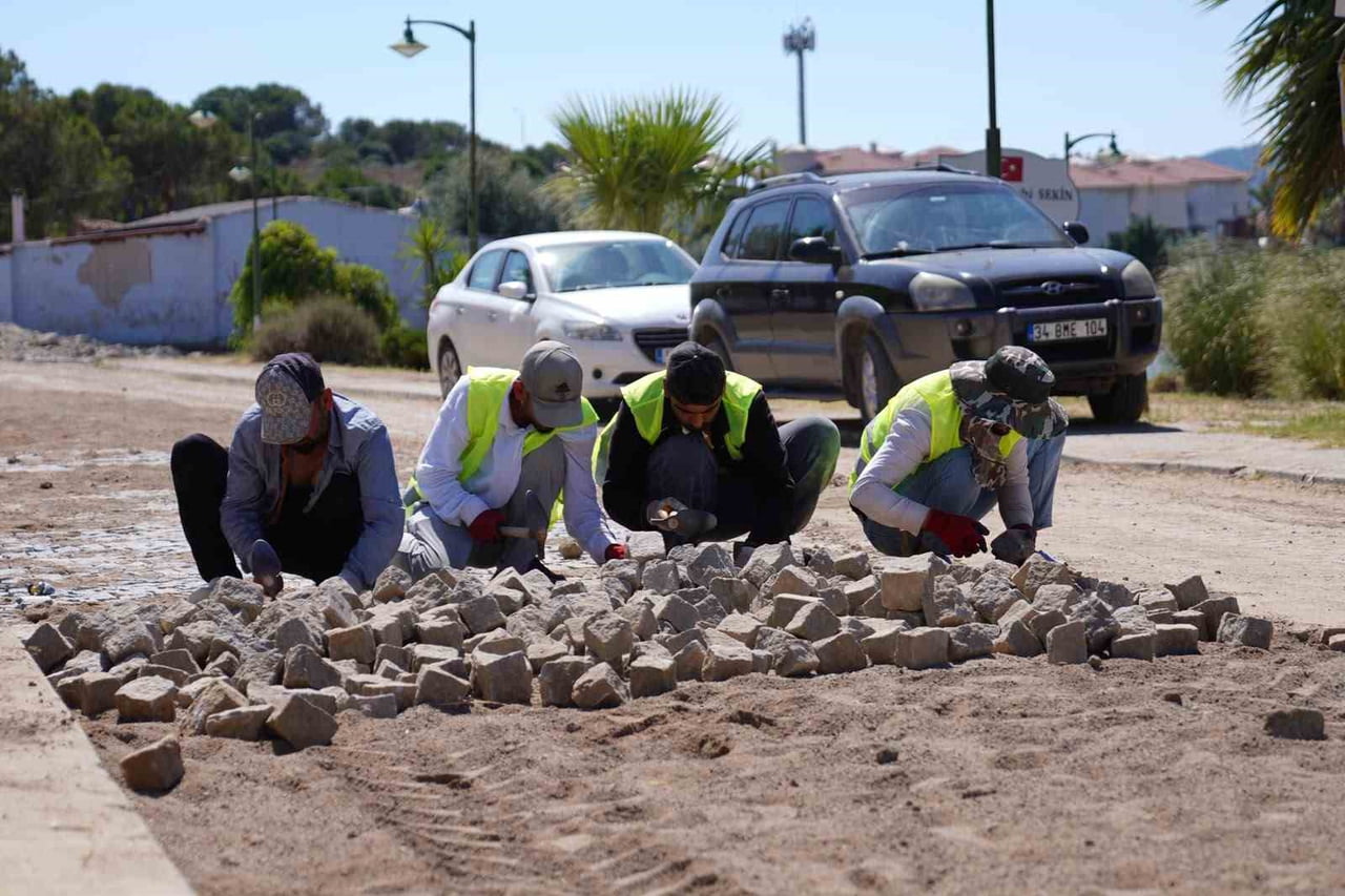 AYVALIK’TA ALİÇETİNKAYA MAHALLESİNDE YOL VE KALDIRIM ÇALIŞMALARI SÜRÜYOR