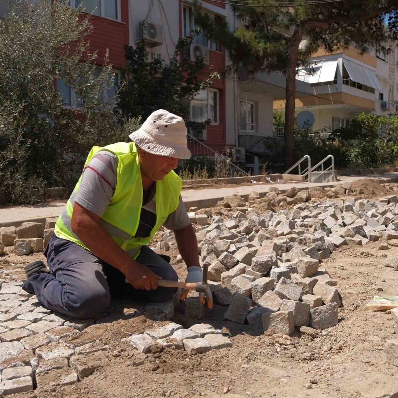AYVALIK’TA YOL BAKIM VE ONARIM ÇALIŞMALARI ARALIKSIZ SÜRÜYOR