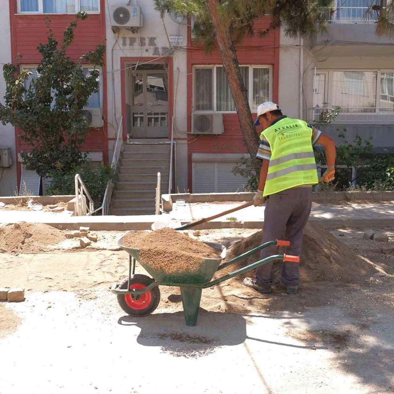 AYVALIK’TA YOL BAKIM VE ONARIM ÇALIŞMALARI ARALIKSIZ SÜRÜYOR