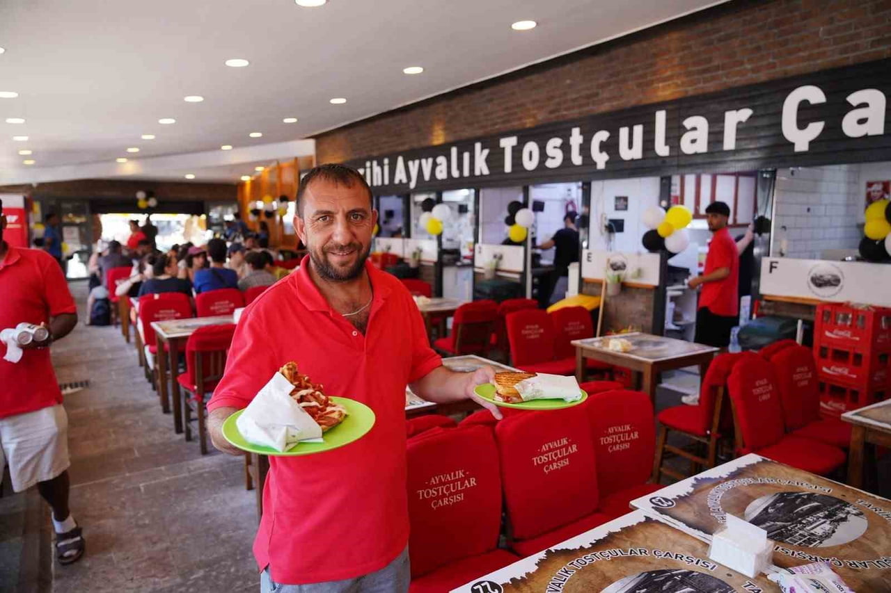 AYVALIK TOSTÇULAR ÇARŞISI'NDAKİ 11 ESNAF, TEK BİR ŞİRKET ÇATISI ALTINDA BİRLEŞEREK TEK KASA VE...