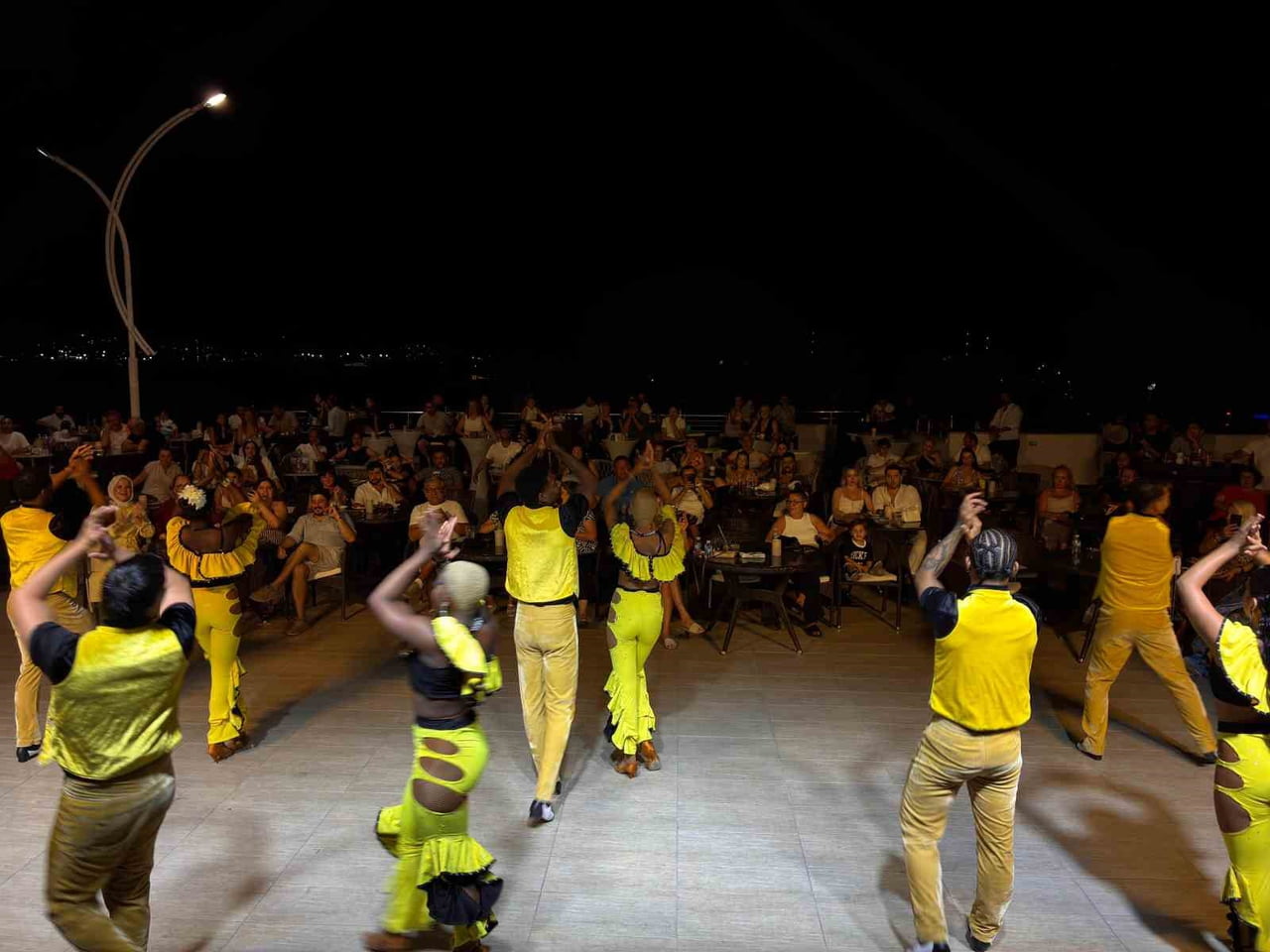 AZKA OTEL'DE GÜNDÜZ PLAJ AKTİVİTELERİ, AKŞAM İSE KONSER VE SAHNE ŞOVLARIYLA YERLİ VE YABANCI...