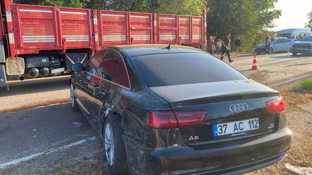 B.S. (40) İDARESİNDEKİ 37 AC 112 PLAKALI AUDİ MARKA OTOMOBİL KAZA YAPTI.