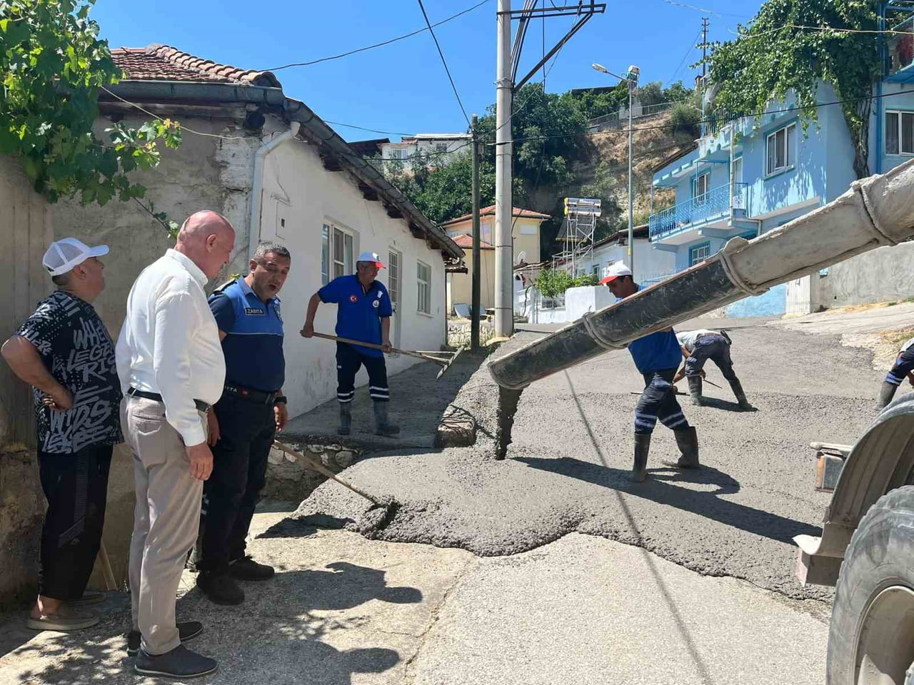 BABADAĞ BELEDİYE BAŞKANI MURAT KUMRAL, İLÇE GENELİNDE DEVAM EDEN BETON YOL ÇALIŞMALARINI SAHADA...