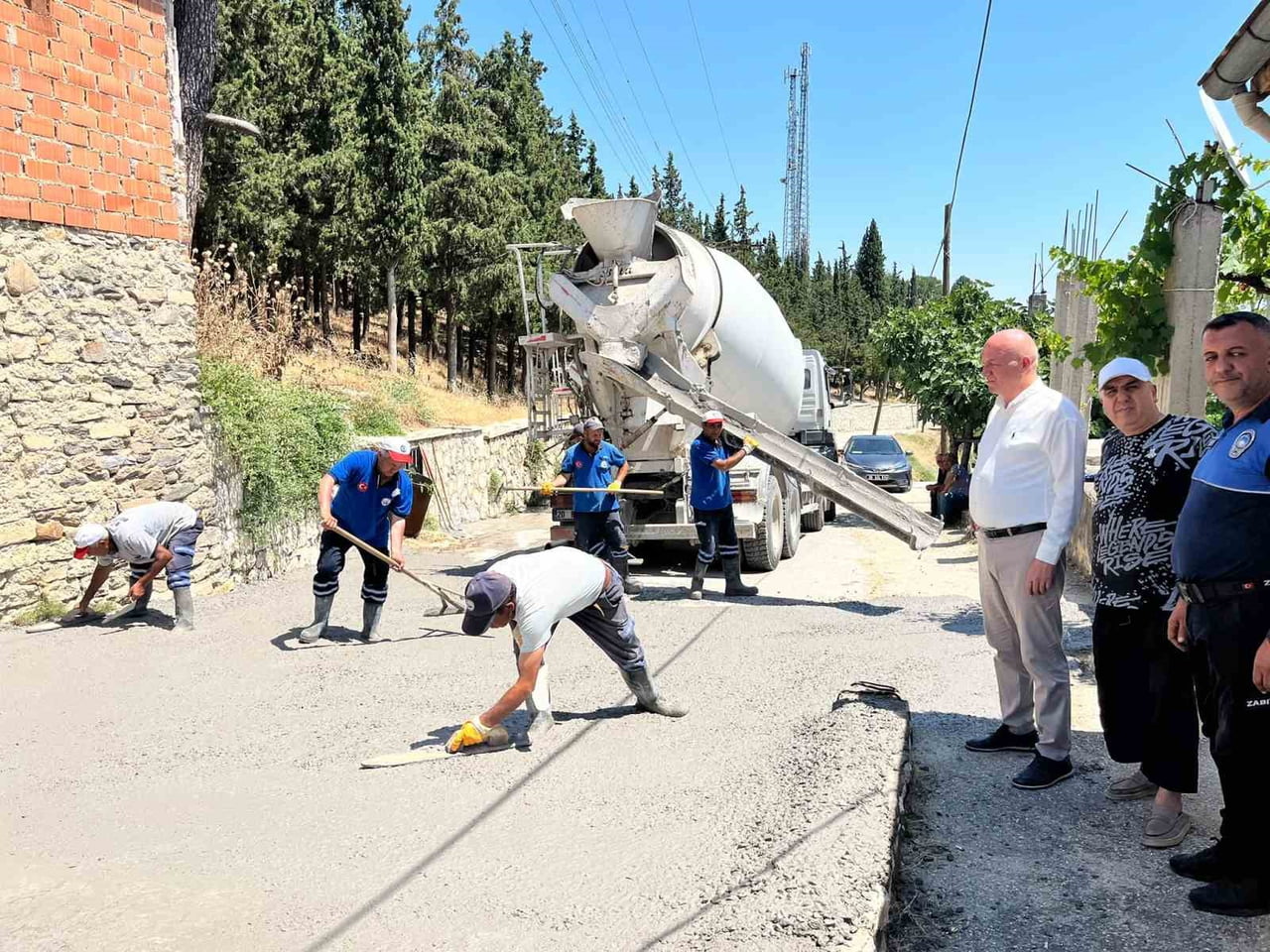 BABADAĞ BELEDİYE BAŞKANI MURAT KUMRAL, İLÇE GENELİNDE DEVAM EDEN BETON YOL ÇALIŞMALARINI SAHADA...