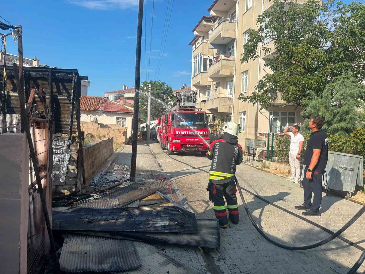 BABAESKİ'DE EVİN BAHÇESİNDEKİ DEPODA ÇIKAN YANGIN SÖNDÜRÜLDÜ