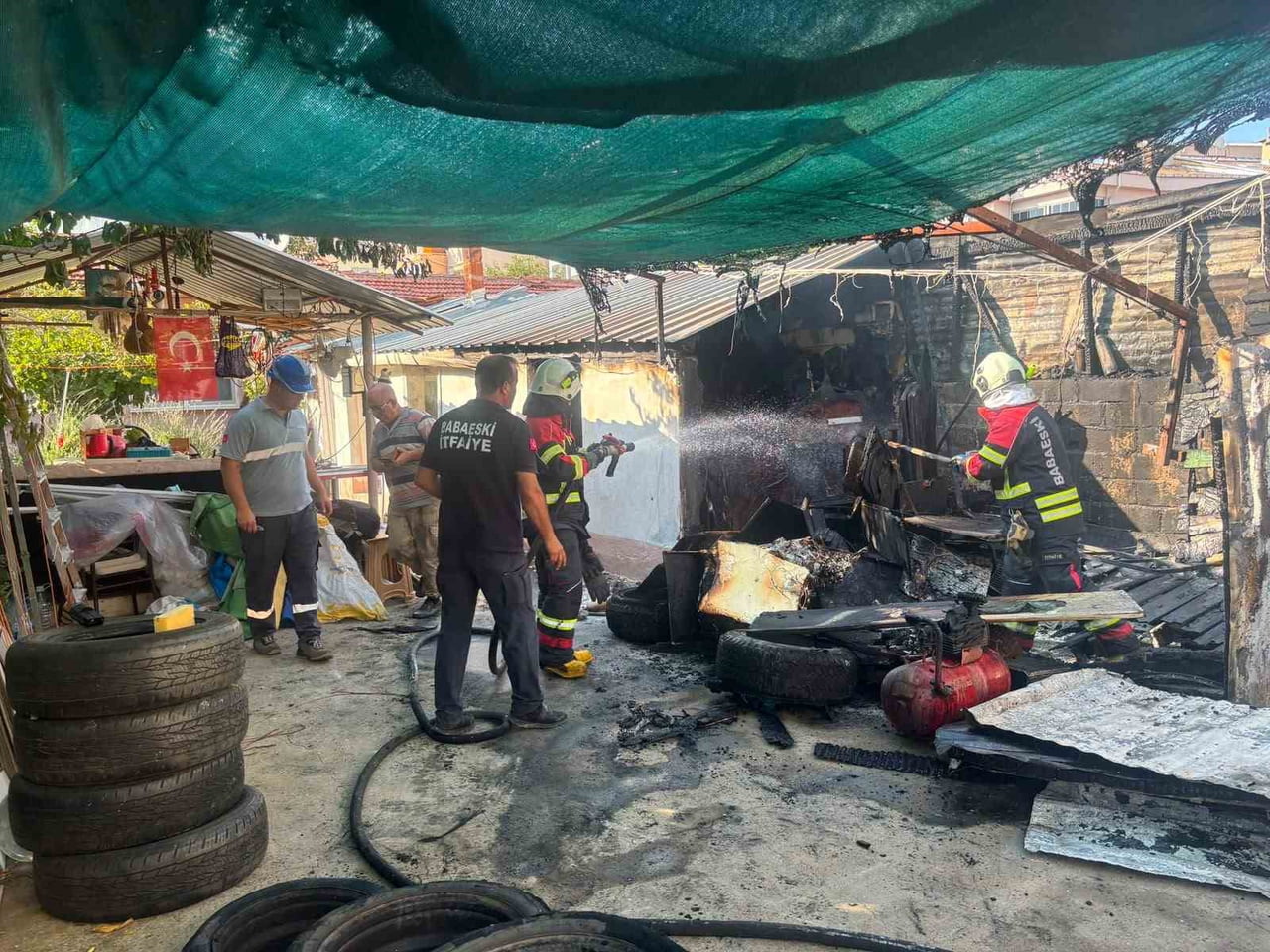 BABAESKİ'DE EVİN BAHÇESİNDEKİ DEPODA ÇIKAN YANGIN SÖNDÜRÜLDÜ